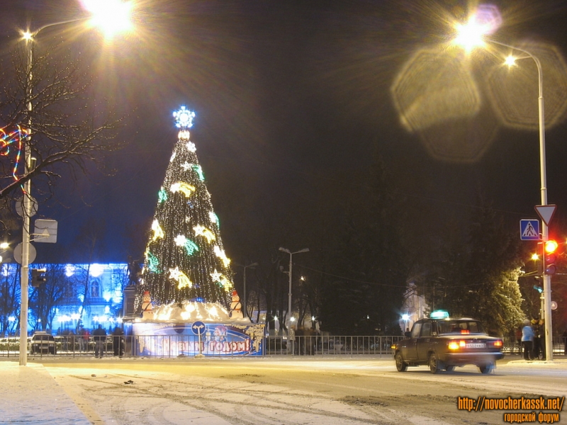 Новогодняя елка на пересечении Московской и Платовского проспекта