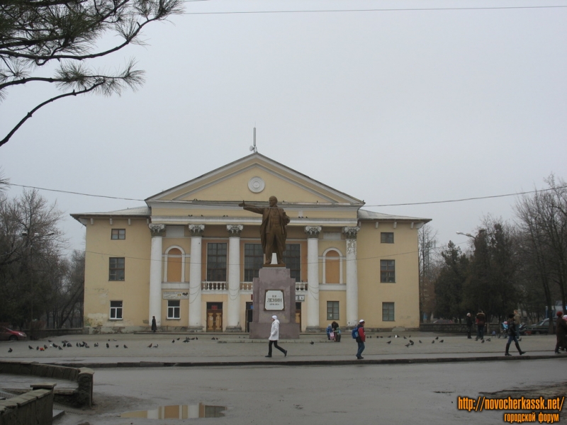 Площадь перед домом культуры. Памятник Ленину