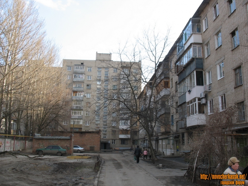Во дворе домов рядом с архитектурным управлением, угол 26 Бакинских комиссаров и Народной