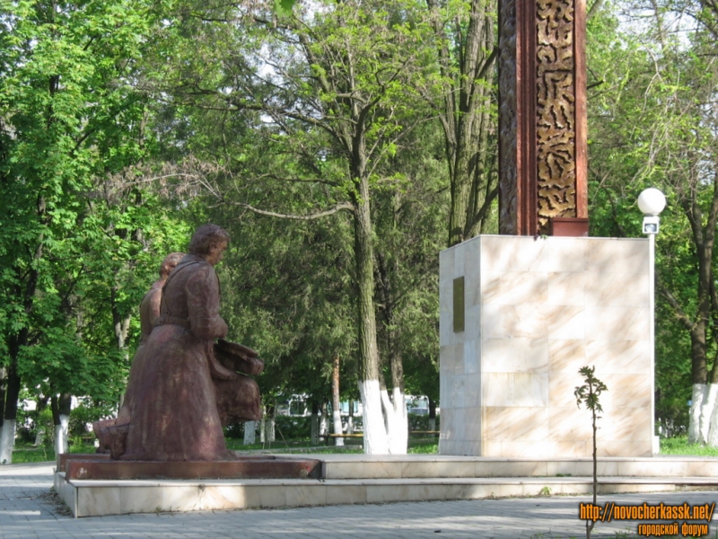 Памятник на Троицкой площади