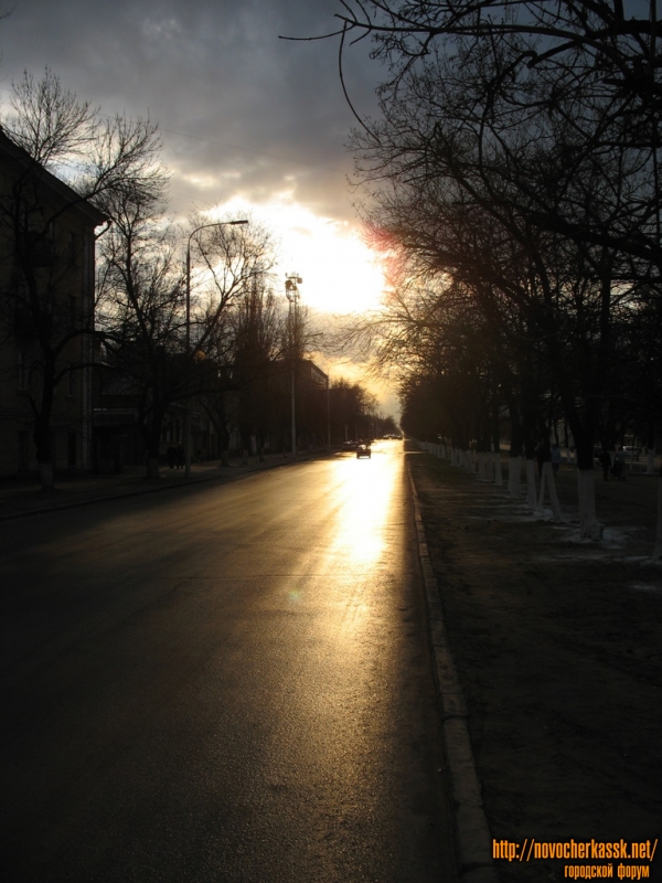 Проспект Баклановский в лучах закатного солнца