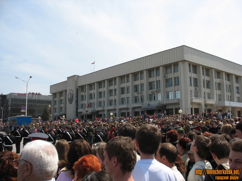 9 мая, парад на Платовском проспекте. Здание администрации города