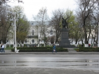 Памятник атаману Платову на фоне Атаманского дворца