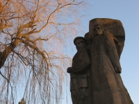 Памятник Подтелкову и Кривошлыкову, площадь Троицкая