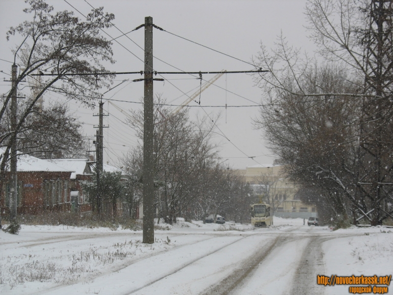 Переулок Галины Петровой, трамвайный пути. На фоне - ЮРГТУ (НПИ)
