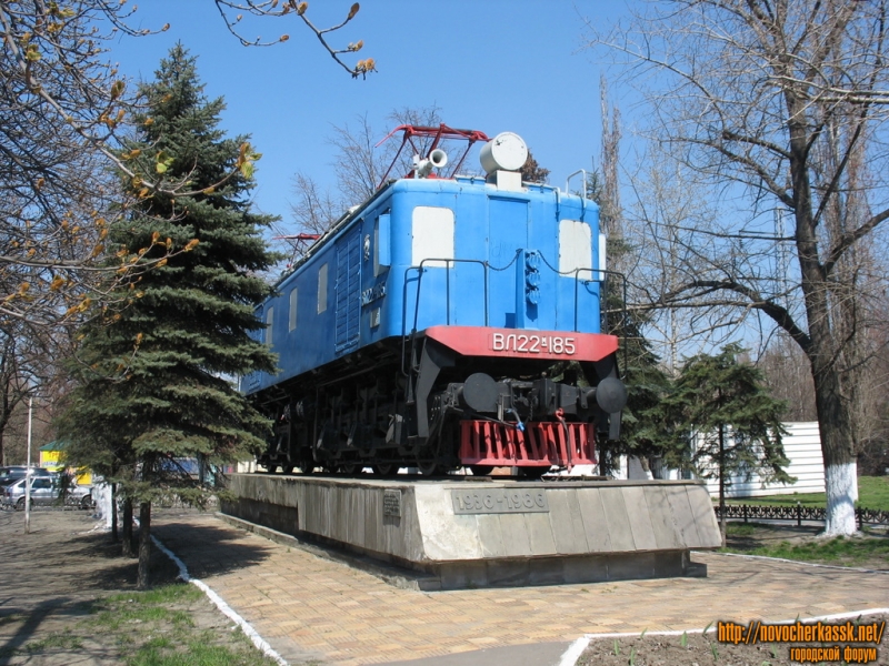Первый электровоз, изготовленный на НЭВЗе, установлен 27 апреля 1986 года в честь 50-летия завода