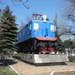 Первый электровоз, изготовленный на НЭВЗе, установлен 27 апреля 1986 года в честь 50-летия завода