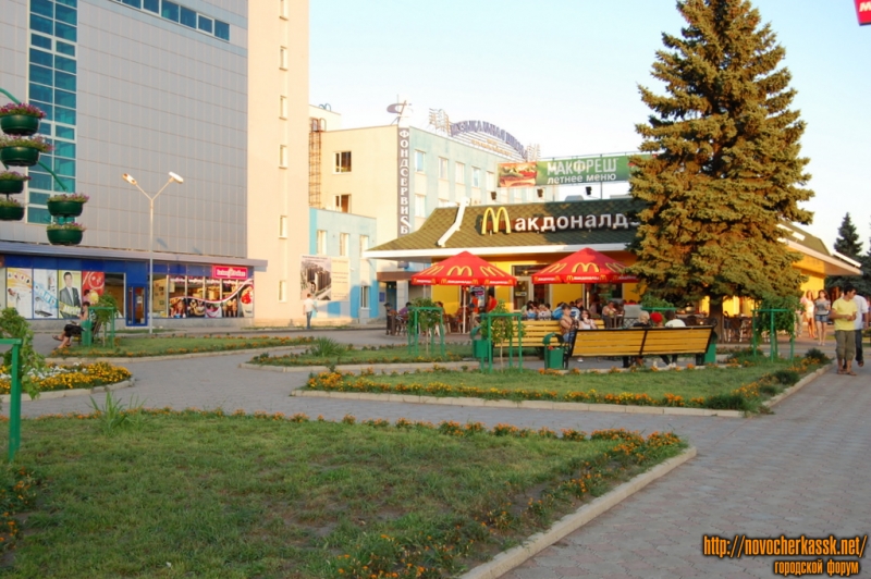 Сквер перед Мак-Дональдсом, Платовский проспект