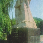 Памятник борцам за советскую власть - Подтелкову и Кривошлыкову, площадь Жертв Революции (Троицкая)