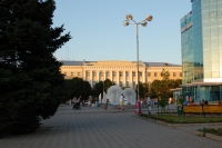 Фонтаны перед универмагом, на заднем плане — Новочеркасское Высшее Военное Командное Училище Связи