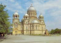 Собор, справа - памятник Бакланову