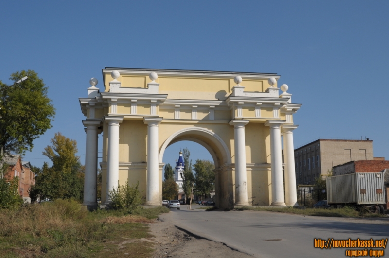 Западная триумфальная арка, Платовский проспект