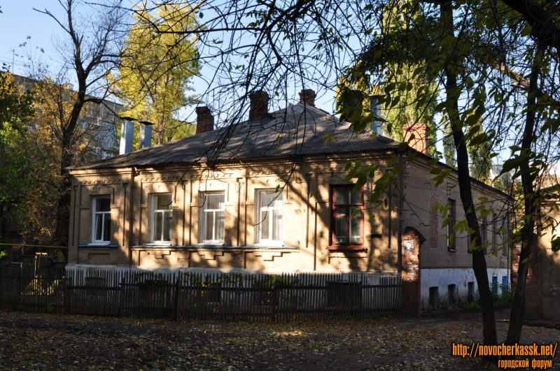 Дом в глубине Народной, 62, рядом с музеем Калмыкова
