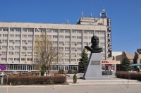 Памятник Гагарину. Перед гостиницей Новочеркасск
