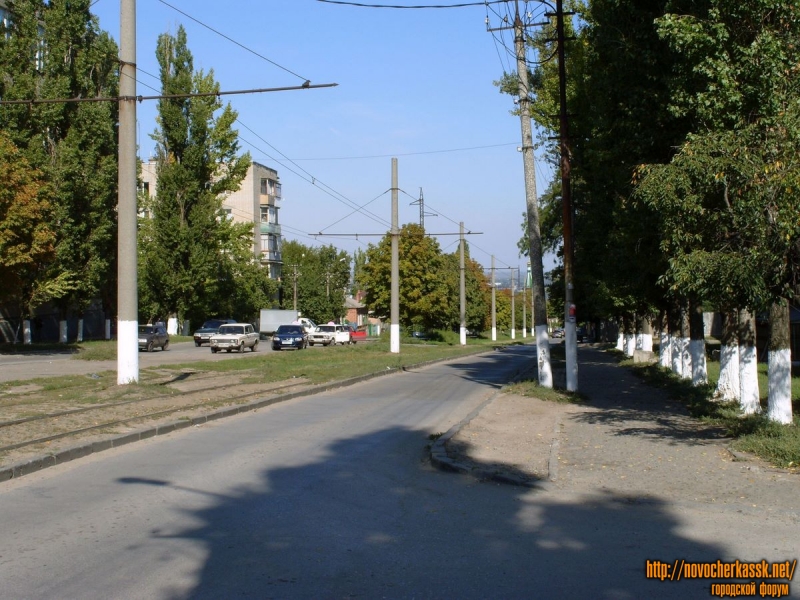 Ул. Крылова. Слева - ТЦ "Фея". Сентябрь 2009