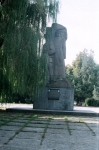 Пл. Троицкая. Памятник Подтелкову и Кривошлыкову. 25 августа 2004 г.