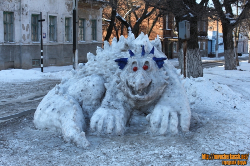 Ул. Пушкинская. Снежная скульптура перед пожарной частью