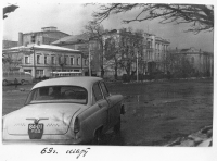 Проспект Платовский. На заднем плане - ГДК и музей. Март 1969 г