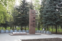 Памятник погибшим в ВОВ.  Парк ДК НЭВЗ