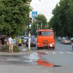 Угол Московской и Комитетской. Полив газонов