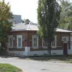 Дом на углу пр. Платовского, 91 и Кирпичной улицы, 67