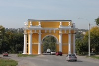 Отреставрированная трумфальная арка на проспекте Платовском