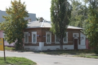 Дом на углу пр. Платовского, 91 и Кирпичной улицы, 67