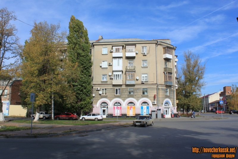 Дом на углу проспекта Ермака и ул. Маяковского