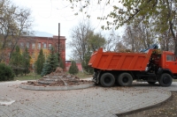 Снос памятника в сквере для реконструкции