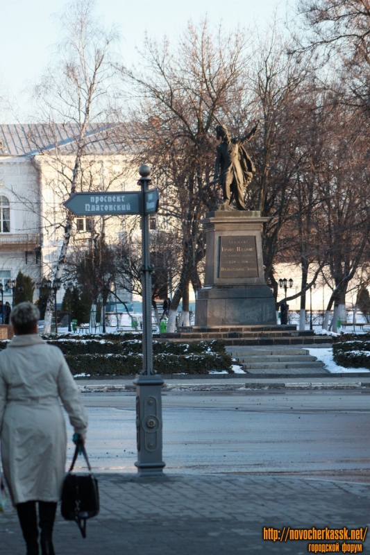 Уличные указатели на углу Платовского и Московской. Установлены в марте 2013 года