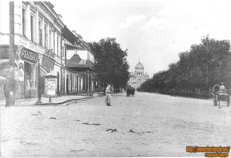 Угол Московской и Платовского, в сторону собора