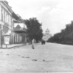 Угол Московской и Платовского, в сторону собора