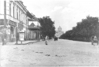 Угол Московской и Платовского, в сторону собора