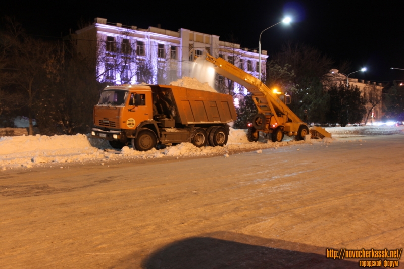 Уборка снега на Платовском проспекте