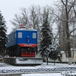 Электровоз ВЛ22-185 на постаменте перед заводоуправлением НЭВЗ. Улица Машиностроительная