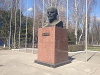 Памятник Ленину на территории НЭВЗ