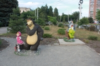  Композиция "Маша и медведь". И волк. Перед гостиницей Новочеркасск