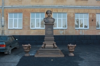Бюст казаку Крючкову Козьме Фирсовичу. Установлен в сентябре 2014 года во дворе 19 школы