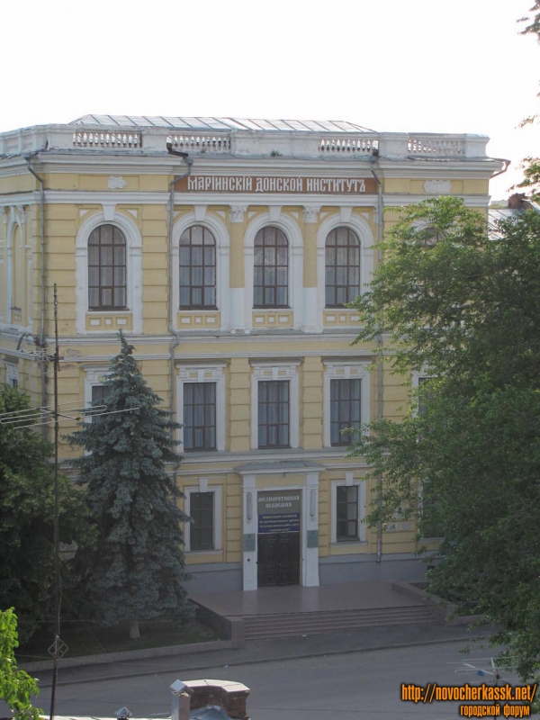 Главный корпус НГМА
