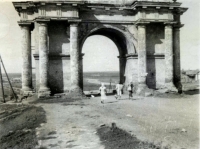 Спуск Герцена. Триумфальная арка. Фотография времен оккупации