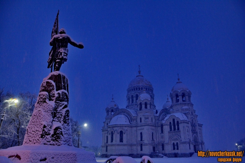 Собор и памятник Ермаку зимой