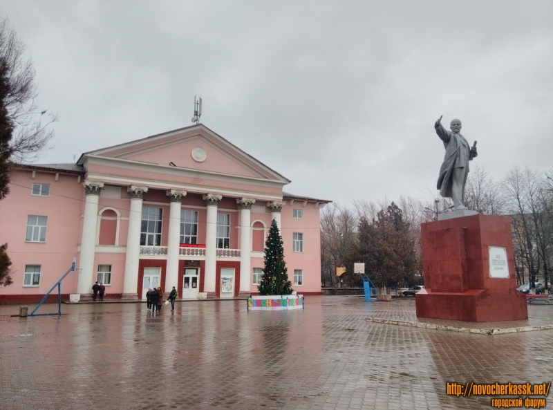 Дом Культуры микрорайона Октябрьский и памятник Ленину в Новый год