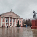 Дом Культуры микрорайона Октябрьский и памятник Ленину в Новый год