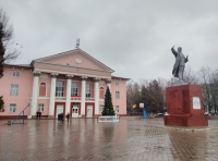 Дом Культуры микрорайона Октябрьский и памятник Ленину в Новый год