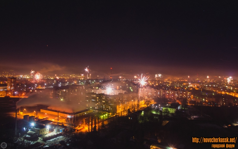 Вид на город со стороны рощи. Новогодний фейрверк. 1 января 2015 года