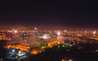 Вид на город со стороны рощи. Новогодний фейрверк. 1 января 2015 года