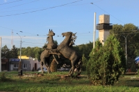 Памятник-кони на площади Юбилейной