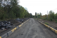 Новая дорога к детскому саду из бордюров, демонтированных с проспекта Баклановского
