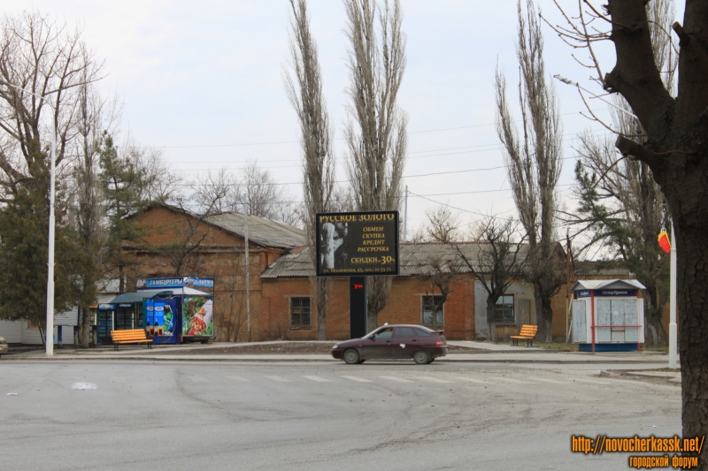Площадка для ожидания автобуса на пл. Троицкой