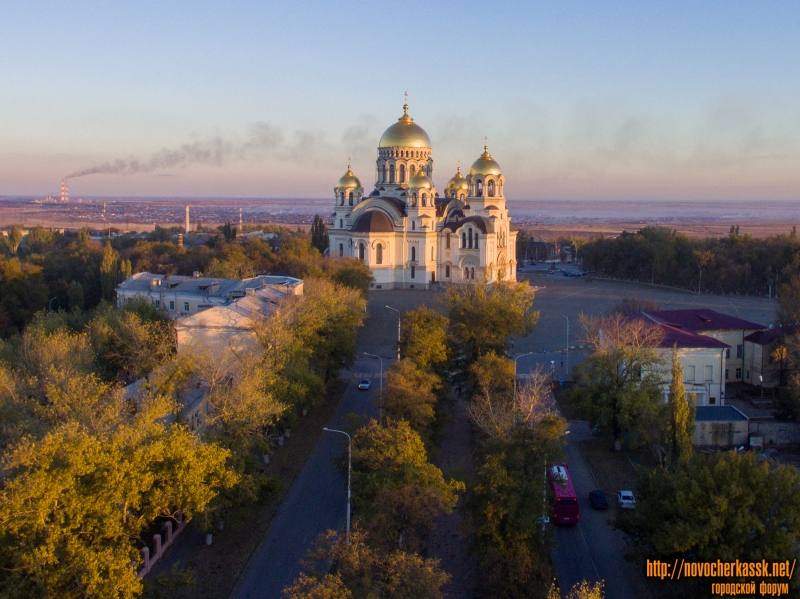 Вид на собор с проспекта Ермака
